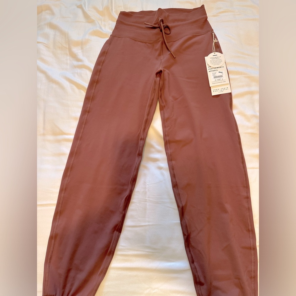 Vuori Women’s Daily Performance Jogger. NWT. XS. Color: Terracotta